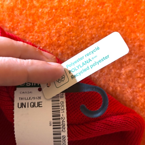 Minimalist red short monochrome tuque hat beanie NWT - Picture 3 of 6